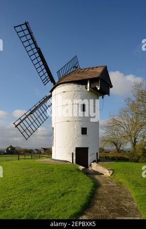 Ashton Windmill, un mulino a torre di pietra costruito nel 1760 vicino al villaggio di Chapel Allerton, Somerset. Foto Stock