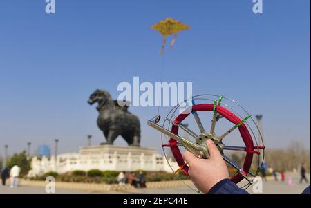 Cangzhou, provincia cinese di Hebei. 27 Feb 2021. Un cittadino vola un aquilone in un parco nella città di Cangzhou, nella provincia di Hebei della Cina del nord, 27 febbraio 2021. Credit: Yuan Liwei/Xinhua/Alamy Live News Foto Stock