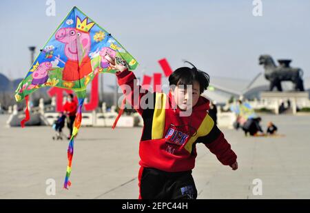 Cangzhou, provincia cinese di Hebei. 27 Feb 2021. Un bambino si prepara a volare un aquilone in un parco nella città di Cangzhou, nella provincia di Hebei, nel nord della Cina, il 27 febbraio 2021. Credit: Yuan Liwei/Xinhua/Alamy Live News Foto Stock