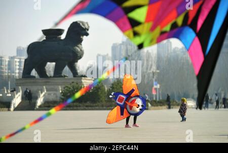 Cangzhou, provincia cinese di Hebei. 27 Feb 2021. I cittadini volano i aquiloni in un parco nella città di Cangzhou, nella provincia di Hebei, nel nord della Cina, il 27 febbraio 2021. Credit: Yuan Liwei/Xinhua/Alamy Live News Foto Stock