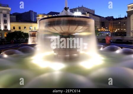 fontana vicino al Teatro Bolshoi (Grande, Grande o Grande Teatro, anche scritto Bolshoy) di notte, Mosca, Russia Foto Stock