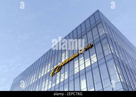 Hangzhou, Cina. 17 febbraio 2021. Solo per uso editoriale, CGI 3D. Logo di Alibaba Group Signage sulla parte superiore dell'edificio in vetro. Ambiente di lavoro Internet e-commerce COM Foto Stock