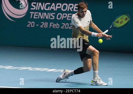 Singapor. 27 Feb 2021. Alexander Bublik restituisce il pallone durante la partita semifinale maschile tra Radu Albot di Moldavia e Alexander Bublik di Kazakhstan al torneo Singapore Tennis Open di Singapore il 27 febbraio 2021. Credit: Allora Chih Wey/Xinhua/Alamy Live News Foto Stock