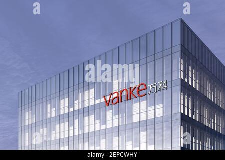Shenzhen, Cina. 27 febbraio 2021. Solo per uso editoriale, CGI 3D. Logo Vanke Signage sulla parte superiore dell'edificio in vetro. Società immobiliare Developer Corporation Foto Stock