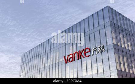 Shenzhen, Cina. 27 febbraio 2021. Solo per uso editoriale, CGI 3D. Logo Vanke Signage sulla parte superiore dell'edificio in vetro. Società immobiliare Developer Corporation Foto Stock