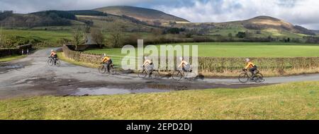 Esposizione multipla del ciclista maschile nella zona di Bowland, Lancashire, Regno Unito. Foto Stock