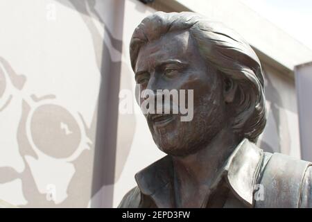 Redcliffe, Queensland, Australia - 27 febbraio 2021: Primo piano della statua di Maurice Gibb Foto Stock