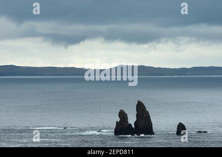 Il Drongs, un gruppo di stack di mare nella baia di St Magnus, Shetland Foto Stock