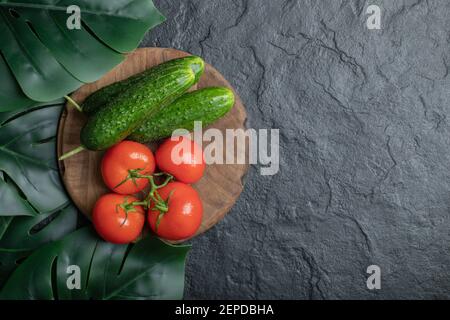 Vista dall'alto di verdure biologiche fresche su tavola di legno sopra sfondo nero Foto Stock