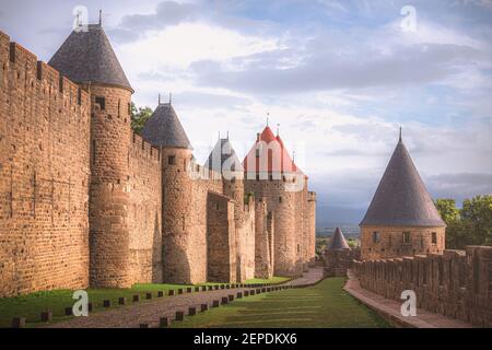 La vecchia cittadella medievale storica e le mura fortificate della città di Carcassonne in Occitanie, Francia. Foto Stock