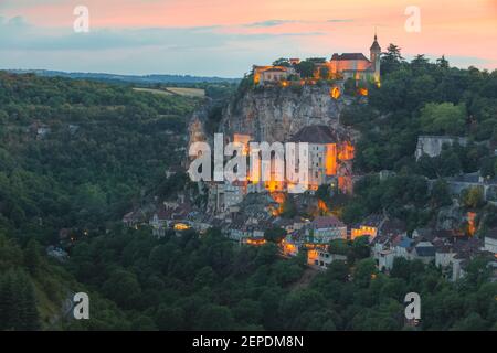 Tramonto colorato o l'alba vista del borgo francese medievale collinare di Rocamadour, Francia nella valle della Dordogna. Foto Stock