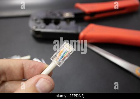 crimpatura per cavi rj45 di rete ethernet con pinza a crimpare. processo passo-passo Foto Stock