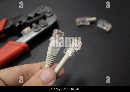 crimpatura per cavi rj45 di rete ethernet con pinza a crimpare. processo passo-passo Foto Stock