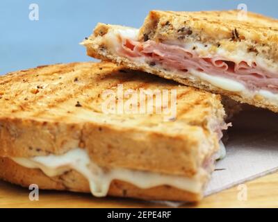 Toast arrosto con prosciutto e formaggio fuso Foto Stock