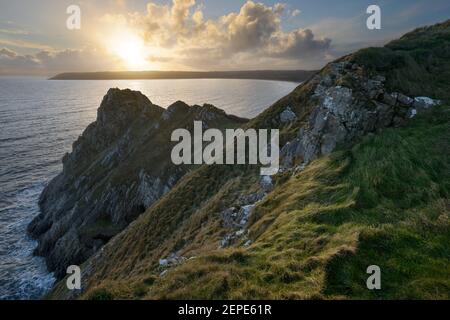 Great Tor, affacciato sulla baia di Oxwich sulla penisola di Gower, al tramonto. Foto Stock