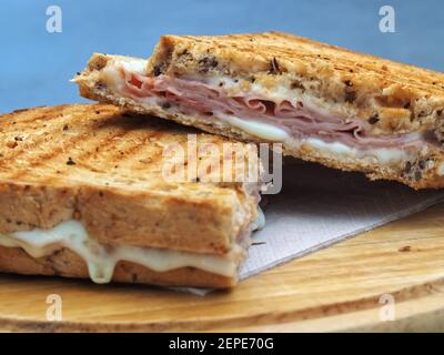 Toast arrosto con prosciutto e formaggio fuso Foto Stock