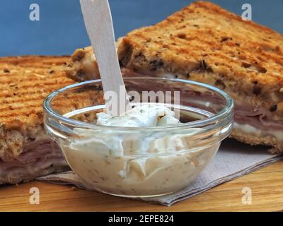 Toast arrosto con prosciutto e formaggio fuso Foto Stock