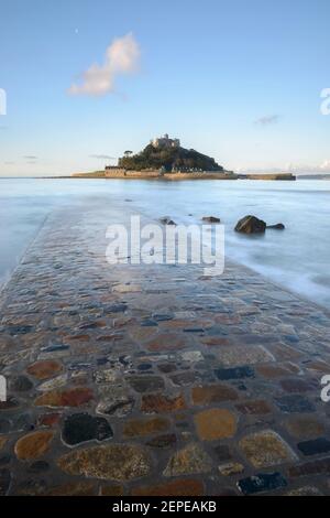 St Michael's Mount, Cornovaglia con la sua causeway appena visibile sotto l'acqua. Foto Stock