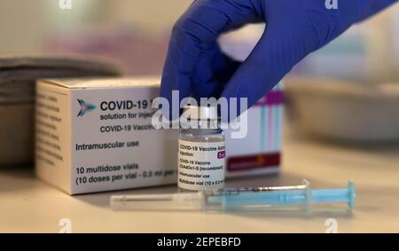 Madrid, Spagna. 27 Feb 2021. Un campione di vaccino Astra Zeneca durante una vaccinazione di massa Covid-19 allo stadio metropolitano Wanda dell'Atletico Madrid a Madrid, Spagna. Data immagine: Febbraio sabato 27, 2021. Il credito fotografico dovrebbe essere: Isabel Infantes/EMPICS/Alamy News Live Credit: Isabel Infantes/Alamy Live News Foto Stock