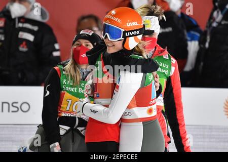 Team di giubilazione AUT con da destra: Marita KRAMER, Sophie SORSCHAG, Daniela IRASCHKO-STOLZ (AUT), Chiara HOELZL, Ski Jumping Normal Hill Team, Ski Jumping Normal Hill, Team Jumping Women FIS Nordic World Ski Championships 2021 a Oberstdorf dal 22.02.-07.03.2021 . | utilizzo in tutto il mondo Foto Stock