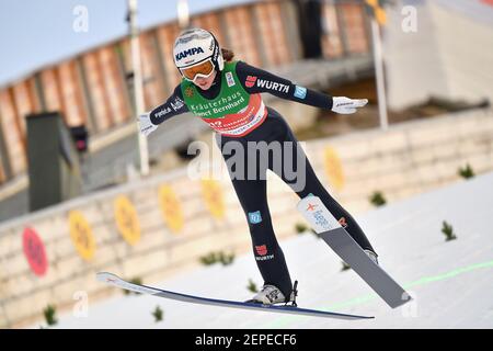 Juliane SEYFARTH (GER), azione, salto. Sci Jumping Women Normal Hill Team, sci jumping collina normale, team jumping donne FIS Nordic World Ski Championships 2021 a Oberstdorf dal 22.02.-07.03.2021. | utilizzo in tutto il mondo Foto Stock