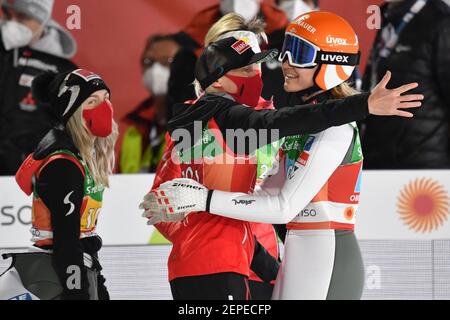 Team di giubilazione AUT con da destra: Marita KRAMER, Sophie SORSCHAG, Daniela IRASCHKO-STOLZ (AUT), Chiara HOELZL, Ski Jumping Normal Hill Team, Ski Jumping Normal Hill, Team Jumping Women FIS Nordic World Ski Championships 2021 a Oberstdorf dal 22.02.-07.03.2021 . | utilizzo in tutto il mondo Foto Stock