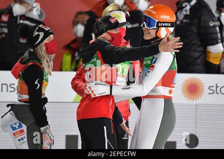 Team di giubilazione AUT con da destra: Marita KRAMER, Sophie SORSCHAG, Daniela IRASCHKO-STOLZ (AUT), Chiara HOELZL, Ski Jumping Normal Hill Team, Ski Jumping Normal Hill, Team Jumping Women FIS Nordic World Ski Championships 2021 a Oberstdorf dal 22.02.-07.03.2021 . | utilizzo in tutto il mondo Foto Stock