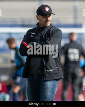 Bochum, Germania. 27 Feb 2021. Calcio: 2 Bundesliga, VfL Bochum - Würzburger Kickers, Matchday 23 a Vonovia Ruhrstadion. Bernhard Trares, allenatore di Würzburg, attraversa il campo prima della partita. Credito: Bernd Thissen/dpa - NOTA IMPORTANTE: In conformità con le norme del DFL Deutsche Fußball Liga e/o del DFB Deutscher Fußball-Bund, è vietato utilizzare o utilizzare fotografie scattate nello stadio e/o della partita sotto forma di sequenze fotografiche e/o serie fotografiche di tipo video./dpa/Alamy Live News Foto Stock