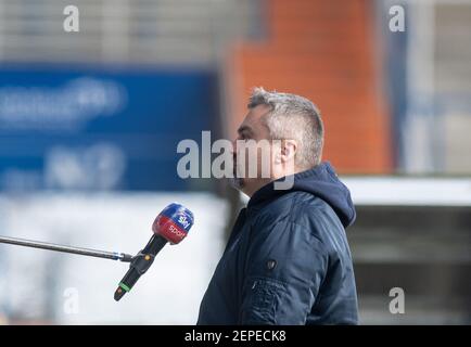 Bochum, Germania. 27 Feb 2021. Calcio: 2. Bundesliga, VfL Bochum - Würzburger Kickers, Matchday 23 a Vonovia Ruhrstadion. L'allenatore di Bochum Thomas Reis dà un'intervista televisiva prima della partita. Credito: Bernd Thissen/dpa - NOTA IMPORTANTE: In conformità con le norme del DFL Deutsche Fußball Liga e/o del DFB Deutscher Fußball-Bund, è vietato utilizzare o utilizzare fotografie scattate nello stadio e/o della partita sotto forma di sequenze fotografiche e/o serie fotografiche di tipo video./dpa/Alamy Live News Foto Stock