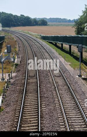 Vista ravvicinata dei segnali e delle curve nella pista del treno merci vicino a Felixstowe. Doppia linea curva verso Felixstowe in Trimley. Chiudere la vista che mostra il segnale Foto Stock