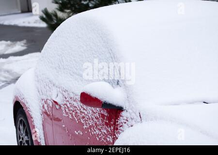 Auto rossa coperta di neve. Primo piano dell'immagine. Foto Stock
