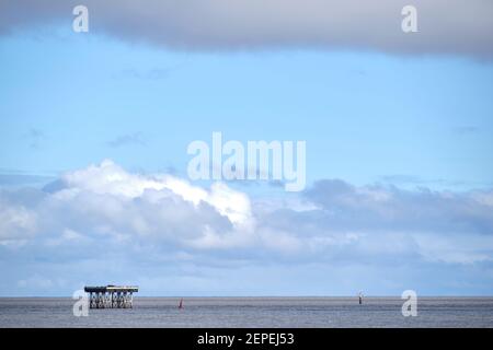 Grandi nuvole e cielo blu lungo la costa di Suffolk presso il molo della torre dell'acqua di raffreddamento di Sizewell Inlet Outlet. Foto Stock