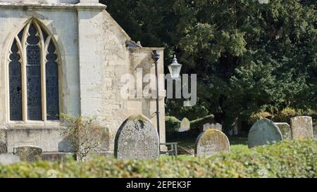 Ashleworth Church con le lapidi, Rural Village Church in English Countryside, Gothic Building with Cemetery, Tombstones, and Graves, Foto Stock