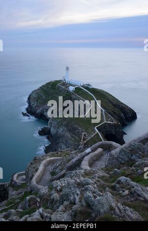 South Stack Lighthouse, Anglesey, al tramonto. Foto Stock