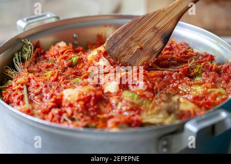 cucina casalinga pepe ripieno e involtini di cavolo. fuoco selettivo. cibo tradizionale ucraino e russo Foto Stock