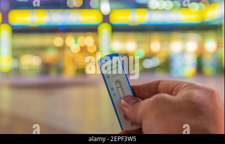 MONACO di BAVIERA, GERMANIA - 26 FEBBRAIO 2021: La Germania intende vendere Coronavirus COVID-19 Quick Rapid Diagnostic Test (RDT) nei supermercati. Foto Stock