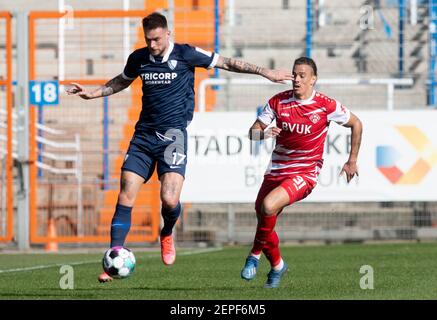 Bochum, Germania. 27 Feb 2021. Calcio: 2 Bundesliga, VfL Bochum - Würzburger Kickers, Matchday 23 a Vonovia Ruhrstadion. L'attaccante di Bochum Danny Blum (l) e il difensore di Würzburg Rolf Feltscher cercano di ottenere la palla. Credito: Bernd Thissen/dpa - NOTA IMPORTANTE: In conformità con le norme del DFL Deutsche Fußball Liga e/o del DFB Deutscher Fußball-Bund, è vietato utilizzare o utilizzare fotografie scattate nello stadio e/o della partita sotto forma di sequenze fotografiche e/o serie fotografiche di tipo video./dpa/Alamy Live News Foto Stock