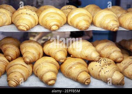 collezione di croissant freschi presso il negozio di panetteria. colazione francese al forno testy. sfondo Foto Stock