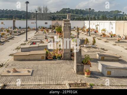 Vilafranca de Bonany, Spagna; febbraio 27 2021: Veduta generale dell'interno del cimitero comunale della città maiorchina di Vilafranca de Bonany. Gr Foto Stock