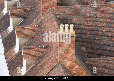 Rooves di una fila di vecchie case a schiera a Warwick, Regno Unito, vista aerea Foto Stock