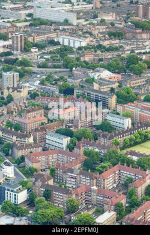 Vista aerea di edifici di appartamenti, blocchi di appartamenti nel centro di Londra, Regno Unito Foto Stock