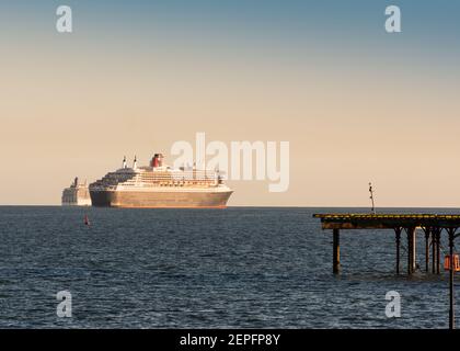 Queen Mary 2 Liner della linea Cunard all'ancora al largo della costa del Devon durante la pandemia CV19. Foto Stock