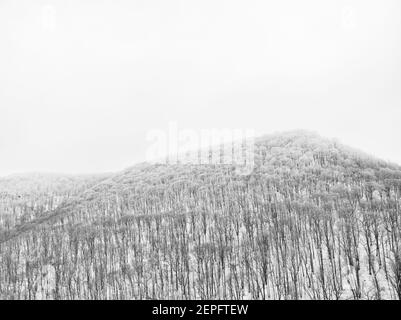 La cima del crinale svanisce nelle nubi sopra Foto Stock