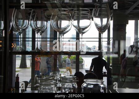 Whine bicchieri in un ristorante, pronto all'uso. Marina Bay, Singlore Foto Stock