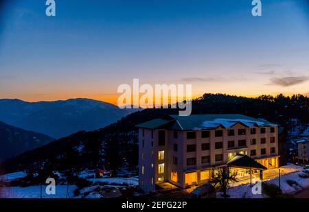 Patnitop una città di Jammu e il suo parco coperto di neve bianca, paesaggio invernale Foto Stock