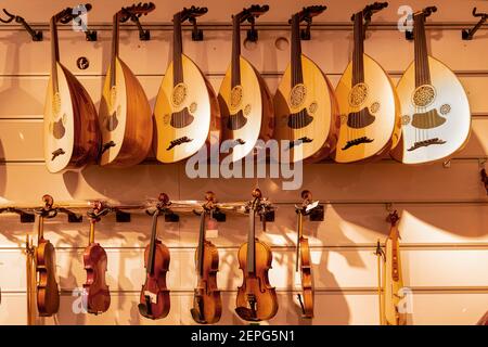 Vista interna dello strumento musicale turco con liuto appeso e violino. Foto Stock