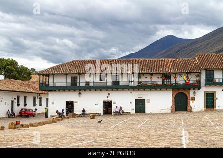 Splendida vuota, senza turisti.Villa de Leyva piazza principale 500 anni città vecchia. Catena montuosa. Boyaca, Colombia, Ande colombiane, Sud America Foto Stock