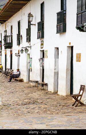 Splendida vuota, senza turisti.Villa de Leyva piazza principale 500 anni città vecchia. Catena montuosa. Boyaca, Colombia, Ande colombiane, Sud America Foto Stock