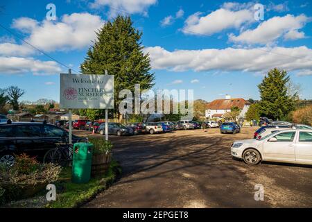 Londra, Regno Unito. 27 febbraio 2021. Il cielo blu e il sole attirano la folla al Finchley Garden Center e al vivaio con il tempo mite, le persone iniziano a preparare i loro giardini per la primavera. Divaricamenti sociali e covid19 sono in vigore misure di sicurezza igieniche con persone che indossano maschere facciali. Regno Unito Meteo. Credit: Bradley Taylor / Alamy Live News Foto Stock