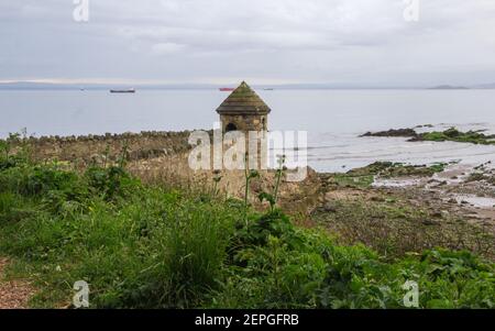 Lookout Tower una parte della parete del mare che si affaccia sul Forth. Situato a Ravenscraig Park, Kirkcaldy, Fife, Scozia. Foto Stock